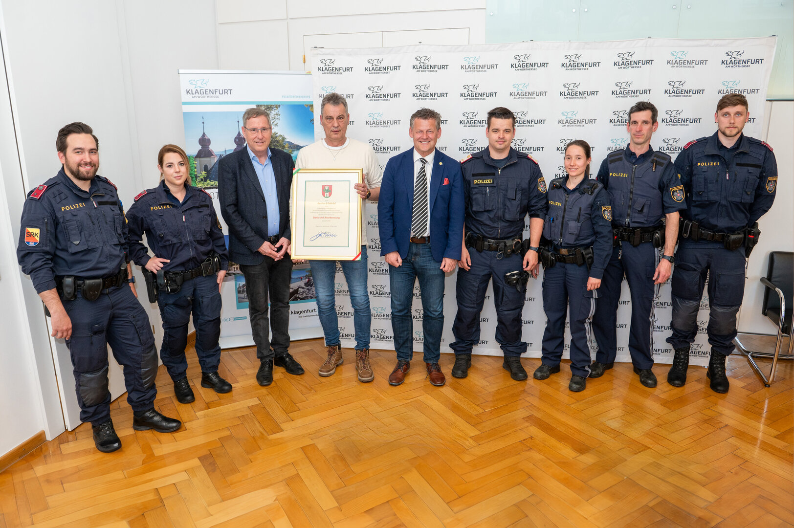 Gerhard Gabriel erhielt von Bürgermeister Christian Scheider die Dank- und Anerkennungs-Urkunde. Foto: StadtKommunikation/Hude