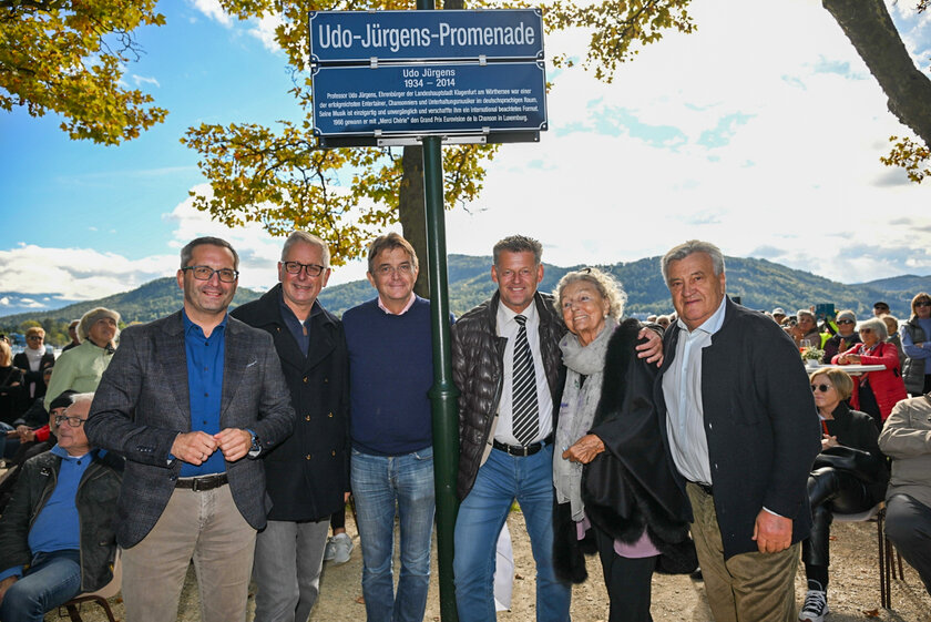 v.l.n.r. Kulturstadtrat Mag. Franz Petritz, Vizebürgermeister Dr. Alexander Kastner, Hannes Jagerhofer, Bürgermeister Christian Scheider, Inge Unzeitig und Rainer Husar bei der Einweihung der Udo-Jürgens-Promenade in der Wörthersee Ostbucht. Foto: StadtKommunikation/Hude