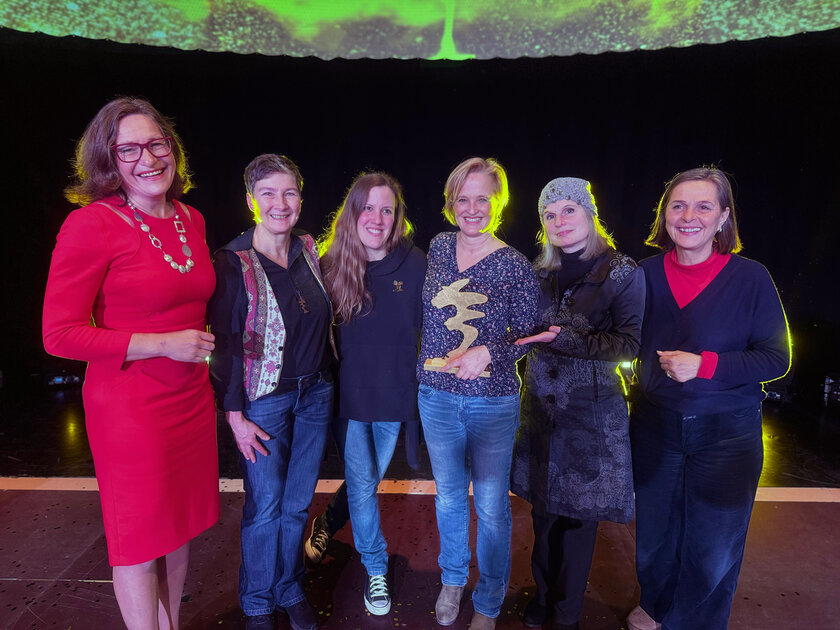 Frauenreferentin Stadträtin DI Constance Mochar überreicht „die goldene Hyäne“ an Anja Kaller. Es gratulierten auch Christine Teichmann, Nina Tamara Schön (VZK), Anja Kaller, Barbara Ambrusch Rapp und Astrid Malle (Frauenbüro). 