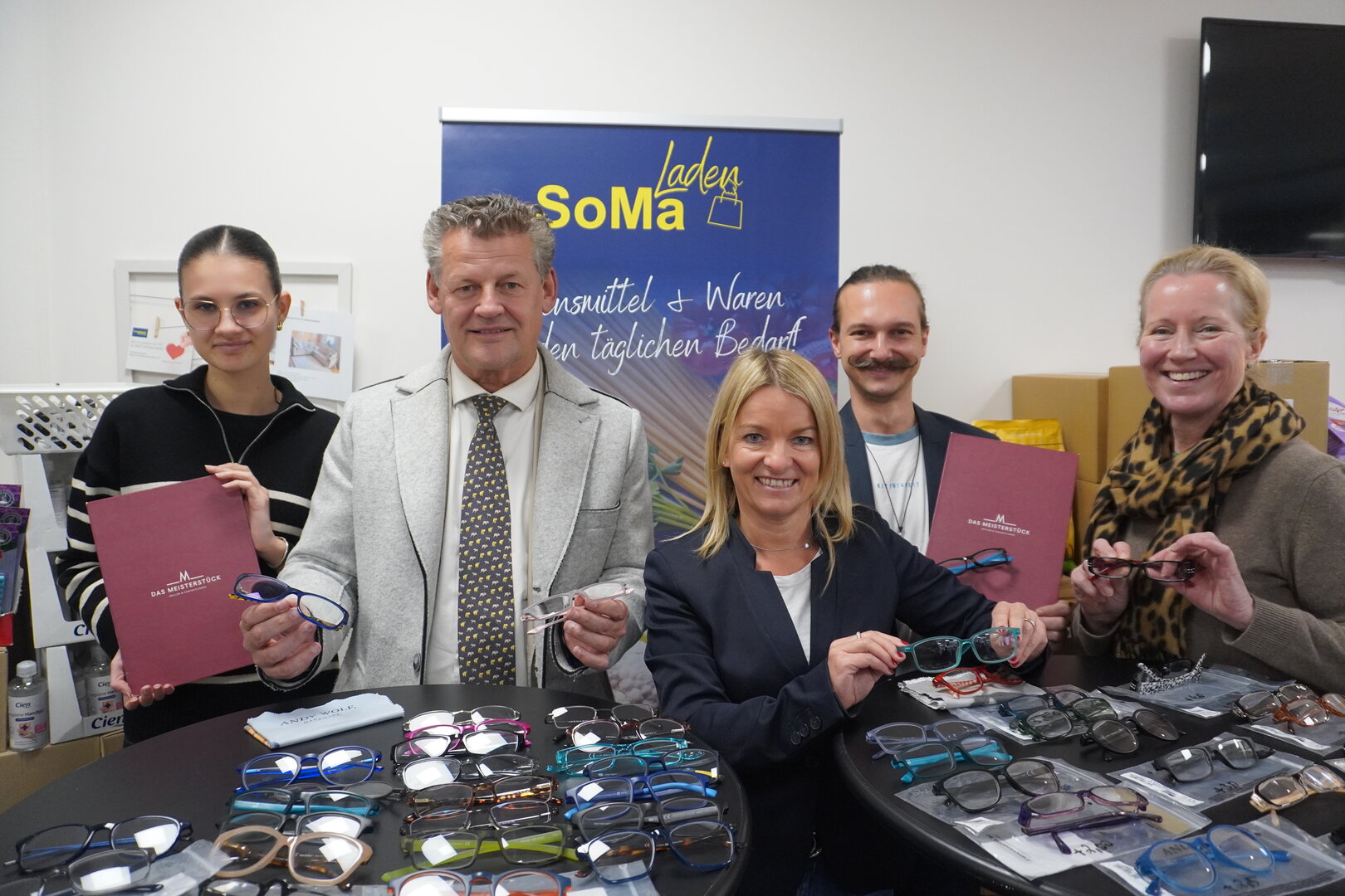 Bürgermeister Christian mit Annemarie Gruber (Fundamt), Mag. Theres Leber (SOMA) und dem Team vom Meisterstück bei der heurigen Brillenaktion im SOMA in der Priesterhausgasse. Foto: StadtKommunikation / Stromberger