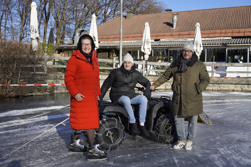 Sportstadträtin DI Constance Mochar gemeinsam mit Philipp Gaggl und Sascha Hudelist vorm „Fischerwirt conamore“ (Ziggulnstraße 37) am Kreuzberglteich. Foto: StadtKommunikation/Stromberger