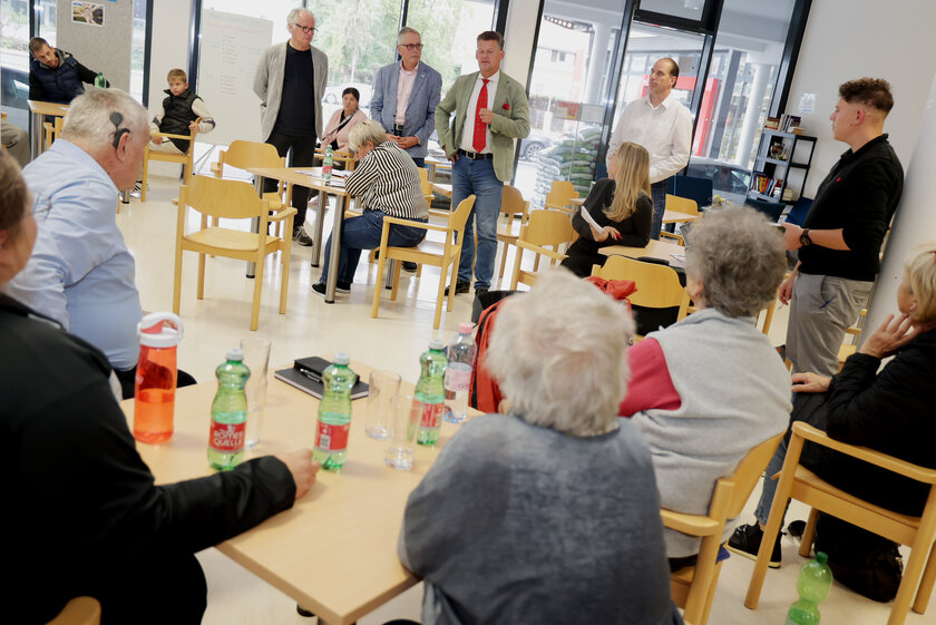 Im Mehrzwecksaal Fischl standen Politik und Verwaltung den Bürgerinnen und Bürgern für Fragen und Anliegen zur Verfügung. Foto: StadtKommunikation/Wajand