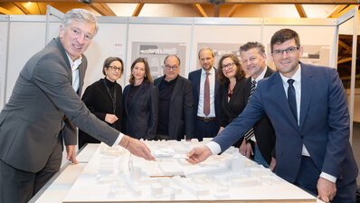 Für die Projektbeteiligten präsentierten Messe-Aufsichtsratsvorsitzender Harald Kogler, Architektin Barbara Frediani-Gasser mit Team, Martin Payer (KBV), Stadträtin Constance Mochar, Bürgermeister Christian Scheider und Landesrat Martin Gruber (v.l.n.r.) das Siegerprojekt. 