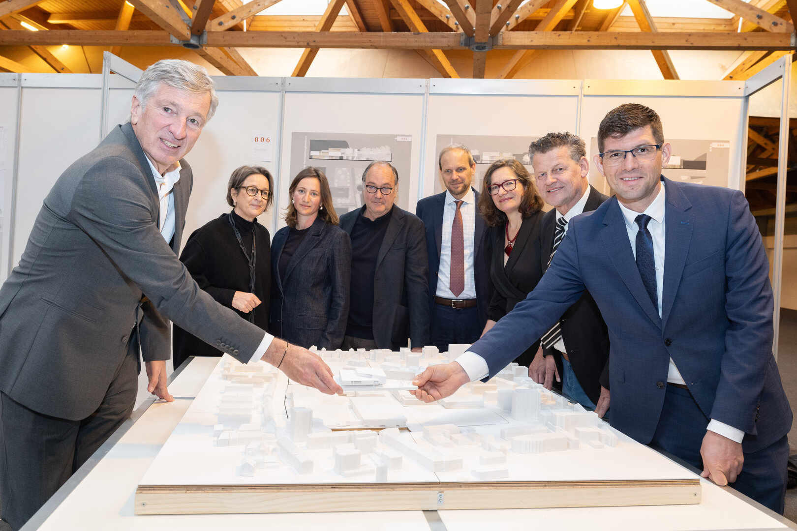 Für die Projektbeteiligten präsentierten Messe-Aufsichtsratsvorsitzender Harald Kogler, Architektin Barbara Frediani-Gasser mit Team, Martin Payer (KBV), Stadträtin Constance Mochar, Bürgermeister Christian Scheider und Landesrat Martin Gruber (v.l.n.r.) das Siegerprojekt. 