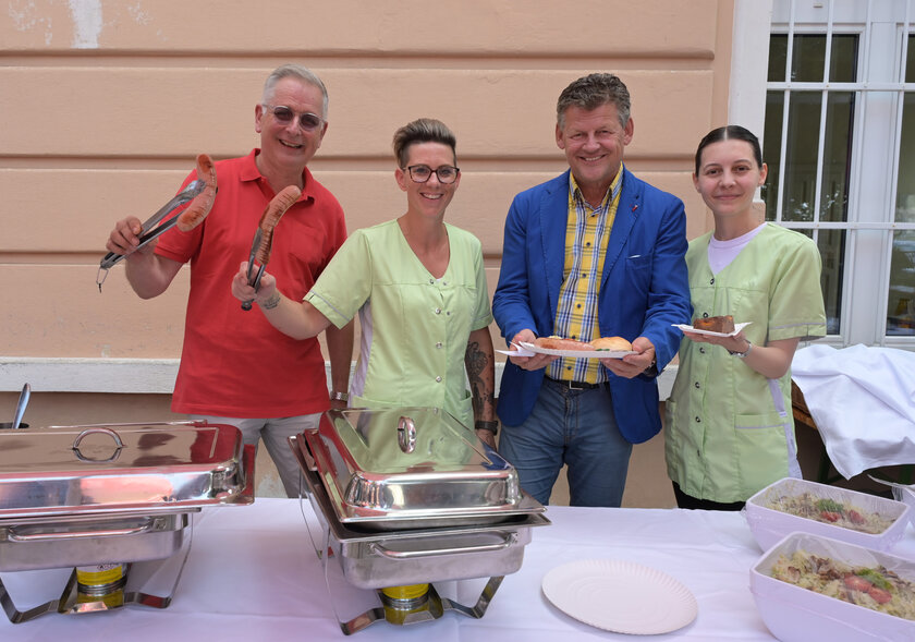 Perfektes Wetter heute beim jährlichen Sommerfest in der Volksküche, das Bürgermeister Christian Scheider mit Vizebürgermeister Dr. Alexander Kastner besuchte.  Foto: SK/Hronek