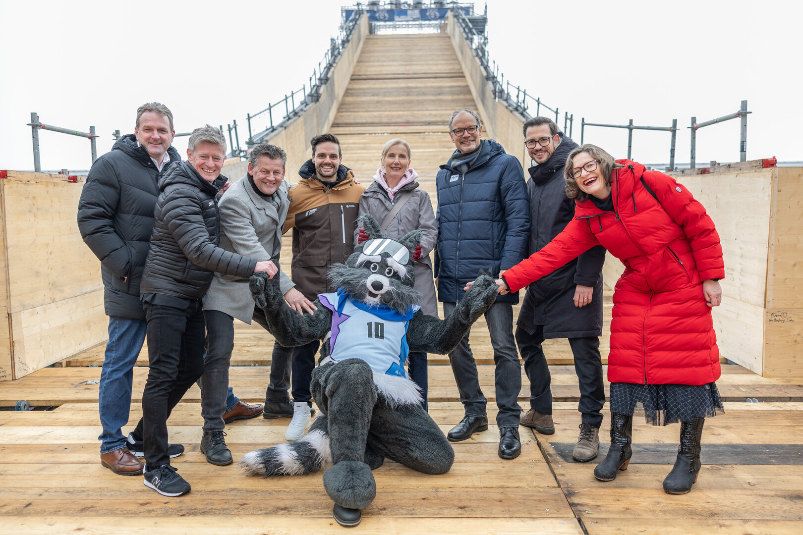 Landessportdirektor Arno Arthofer, Bürgermeister Christian Scheider, Veranstalter Patrick Riepl von „Limited Events“, ÖSV-Präsidentin Roswitha Stadlober, Landesrat Sebastian Schuschnig und Sportstadträtin Constance Mochar wagten sich vor ab schon auf die 45 Meter hohe Rampe im Stadion.