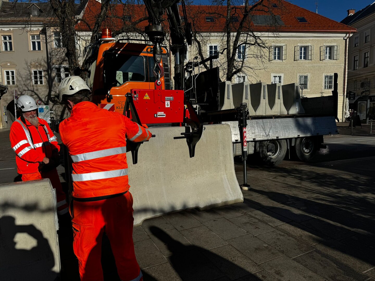 Zur Sicherheit wurden zusätzliche Antiterror-Sperren auf dem Christkindlmarkt platziert. Foto: Büro Bgm.