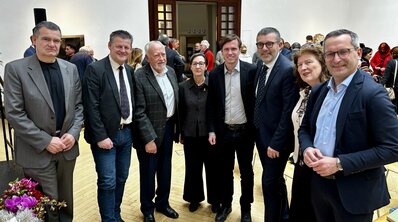 v.l. Alexander Petritz (Obmann Memorial Kärnten/Koroška), Bürgermeister Christian Scheider, Prof. Dr. Peter Gstettner, Dr. Martha Keil, Vizebürgermeister Ronald Rabitsch, die Gemeinderäte Mag. Manfred Jantscher und Gabriela Holzer sowie Stadtrat Mag. Franz Petritz beim diesjährigen Holocaust-Matinee im Künstlerhaus Klagenfurt. Foto: Büro Bürgermeister Scheider