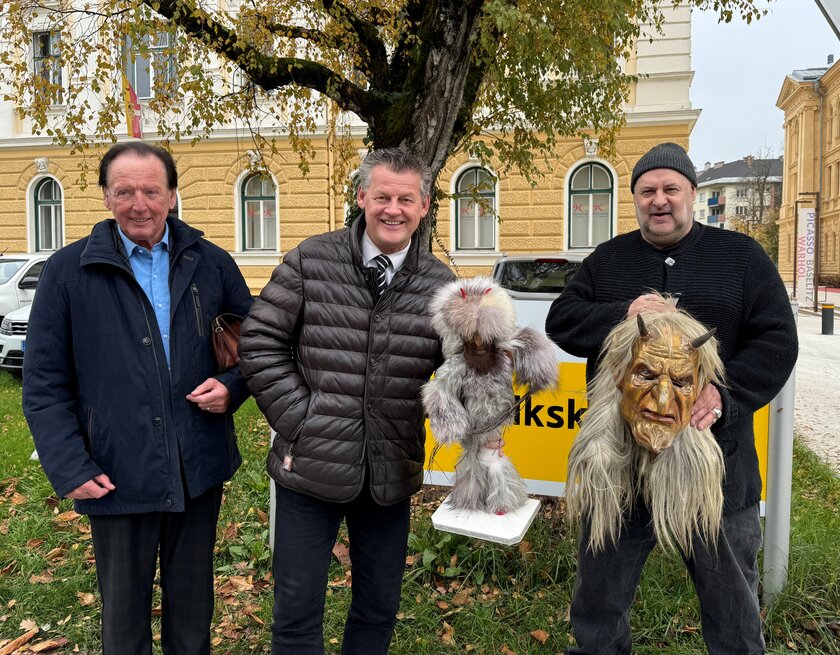 v.l.n.r. Direktor Gerhard Winkler, Bürgermeister Christian Scheider und Organisator Josef Pickl-Hafner laden am Samstag zum Krampuslauf ein. Foto: StadtKommunikation/Zechner