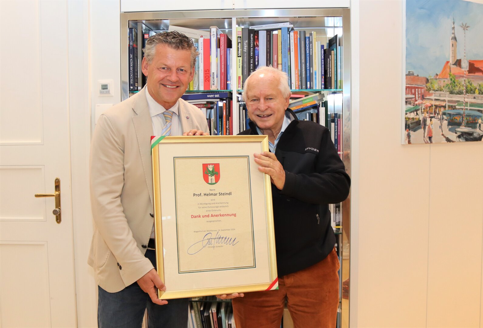 Professor Helmar Steindl erhielt von Bürgermeister Christian Scheider die Dank- und Anerkennungsurkunde. Foto: StadtKommunikation/Zechner