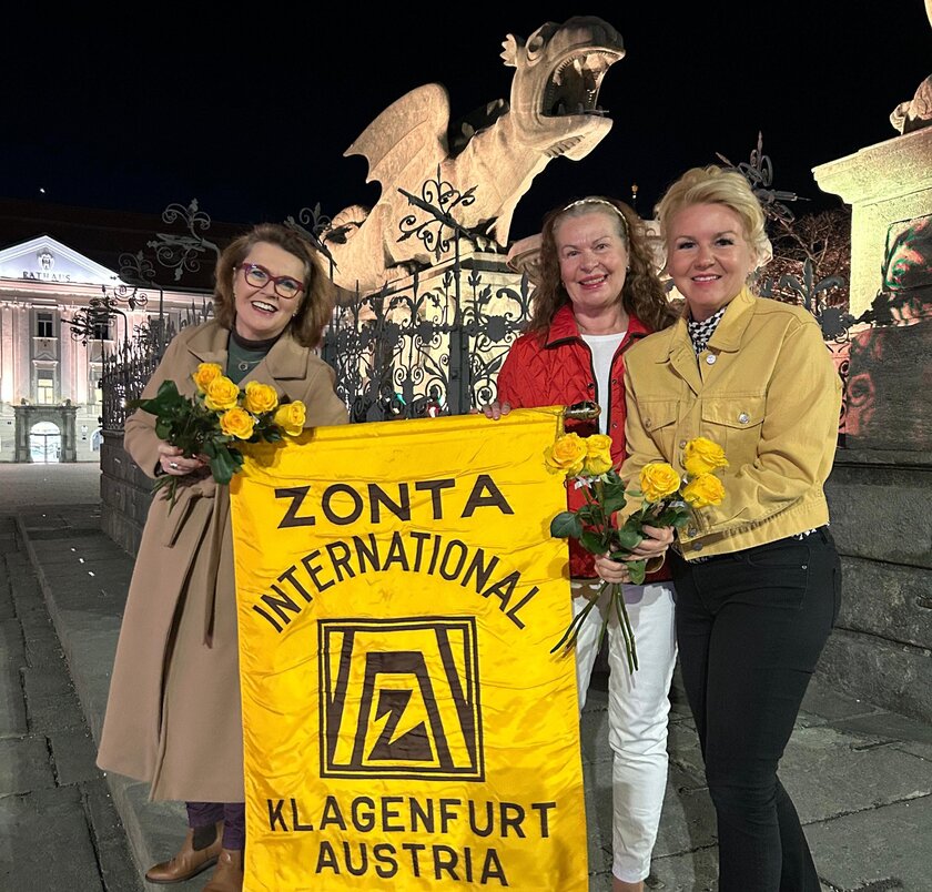 Stadträtin Sandra Wassermann mit ZONTA Klagenfurt-Präsidentin Dr. Marina Pirker-Gassner und Blumenhändlerin Birgit Brommer.  Foto: Büro Stadträtin Wassermann