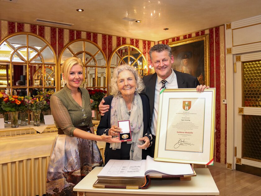 Kommerzialrätin Inge Unzeitig freute sich über die Ehrung mit der Goldene Medaille durch Bürgermeister Christian Scheider und Stadträtin Sandra Wassermann BA. Im Zuge dessen trug sie sich ins Goldene Buch der Landeshauptstadt ein. Foto: StadtKommunikation/Zechner