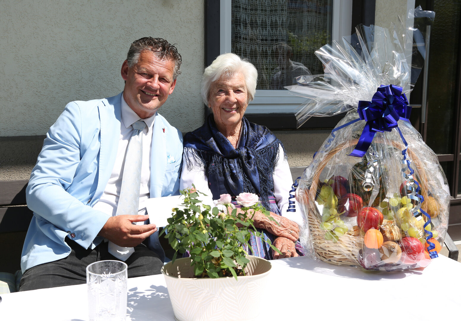 Bürgermeister Christian Scheider gratulierte Franziska Kabusch persönlich zu ihrem 100. Geburtstag. Foto: StadtKommunikation / Krainz