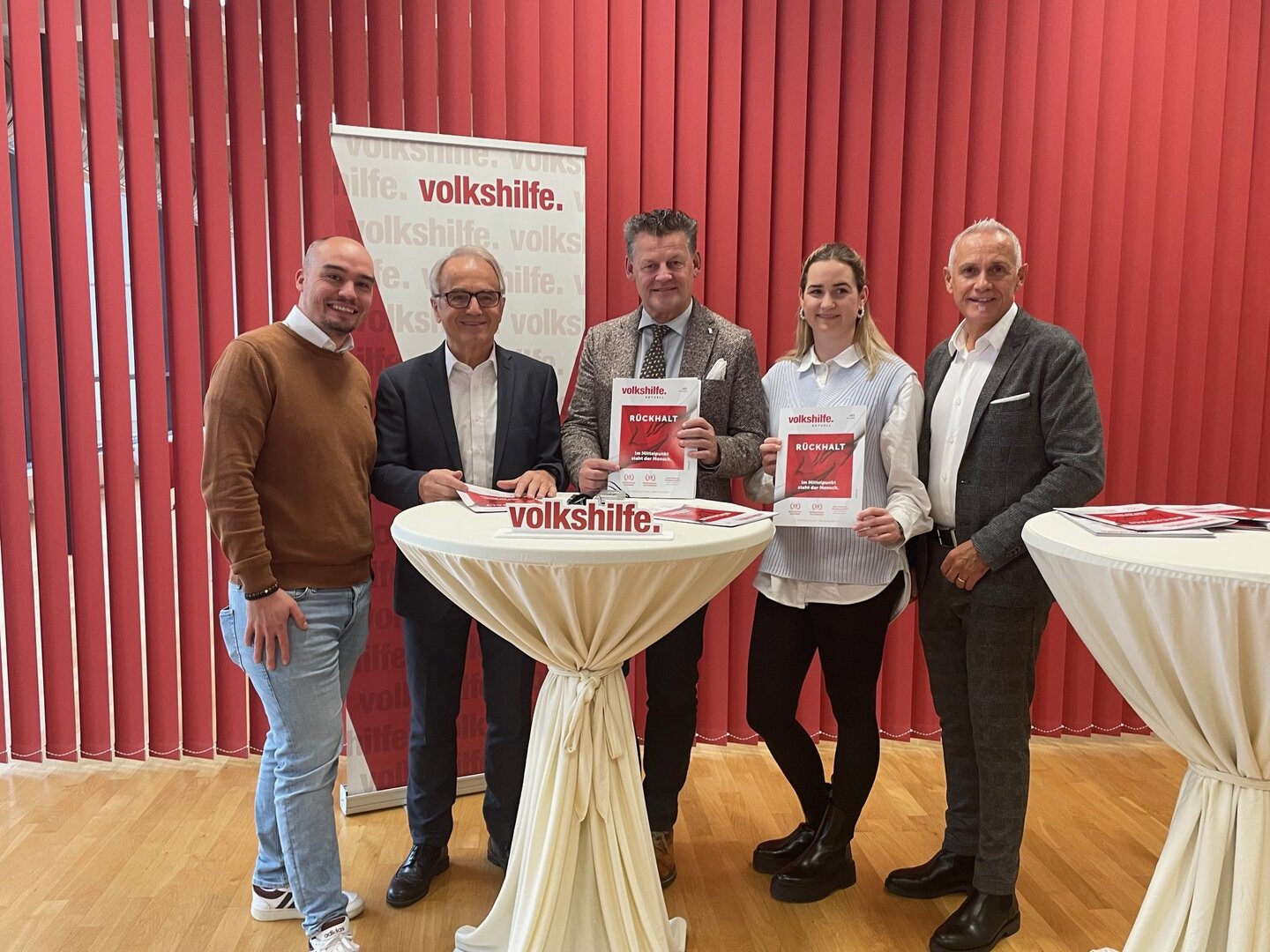 Volkshilfe-Präsident Ewald Wiedenbauer und Volkshilfe-Geschäftsführer Jürgen Pfeiler mit Bürgermeister Christian Scheider, sowie Alexander Matzan und Kathrin Dolzer von der Volkshilfe.  Foto: StadtKommunikation