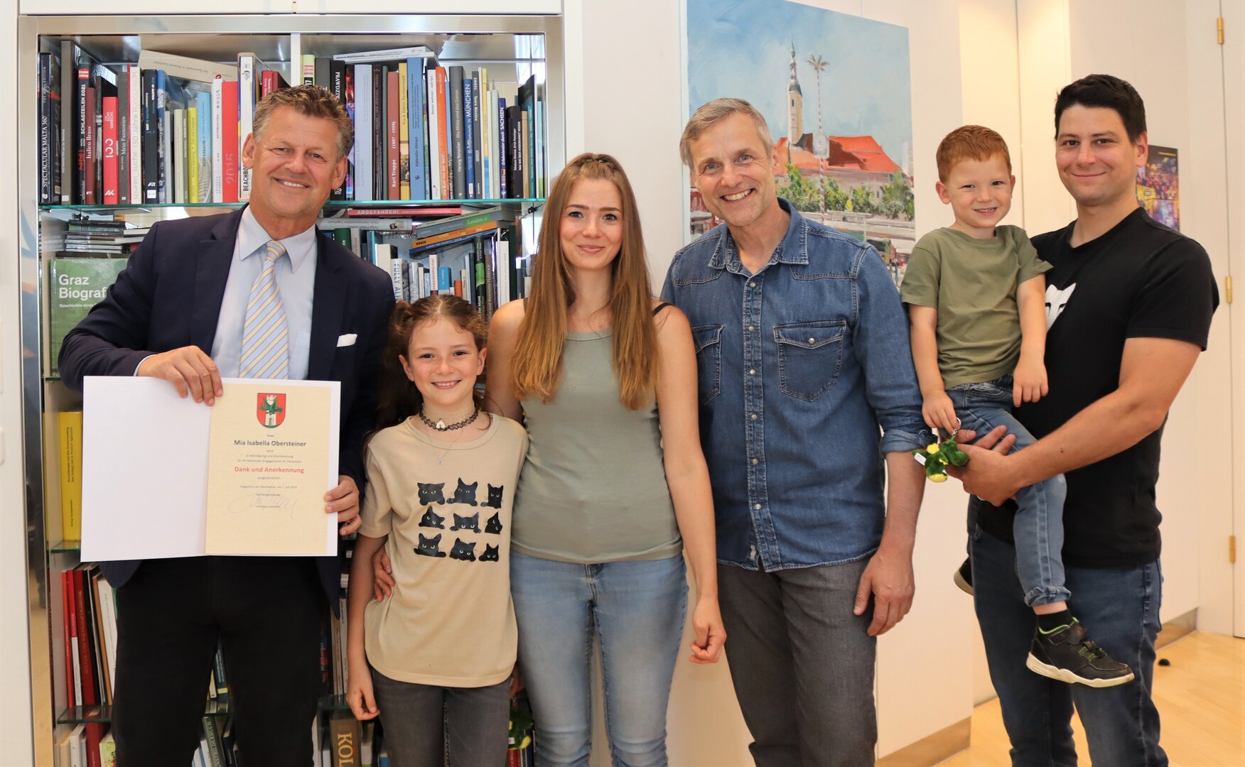 Bürgermeister Christian Scheider und Gemeinderat Michael Gussnig waren von dem Einsatz von Mia begeistert. Ihre stolzen Eltern sowie Mias kleiner Bruder unterstützen die junge Tierliebhaberin. Foto: StadtKommunikation/Zechner