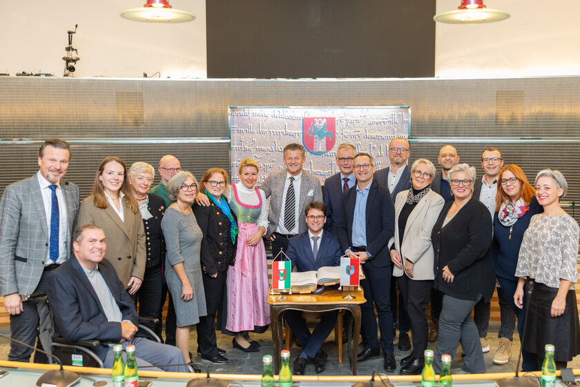 Bürgermeister Christian Scheider, Vizebürgermeister Dr. Alexander Kastner, Stadtrat Mag. Franz Petritz, Stadträtin Sandra Wassermann, BA und weitere Mitglieder der Stadtpolitik gemeinsam mit Oberbürgermeister Florian Hartmann bei der Eintragung ins Goldene Buch der Landeshauptstadt. Foto: StadtKommunikation/Zangerle