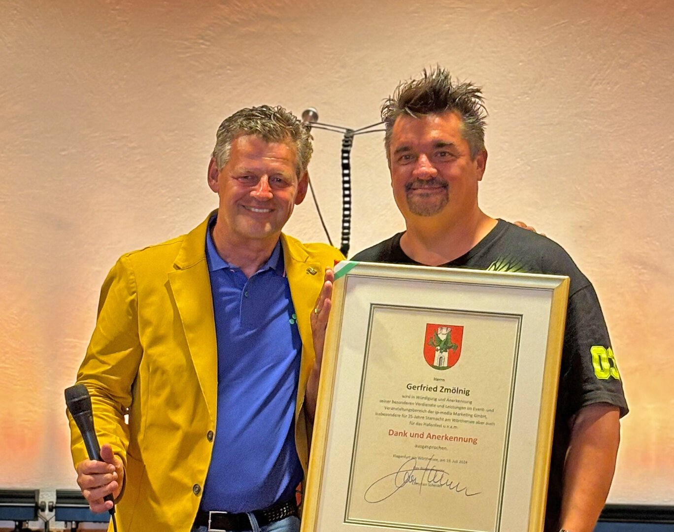 Bildtext: Gerfried Zmölnig erhielt von Bürgermeister Christian Scheider die „Dank- und Ankerkennungsurkunde“ der Stadt Klagenfurt. Foto: Büro Bgm.