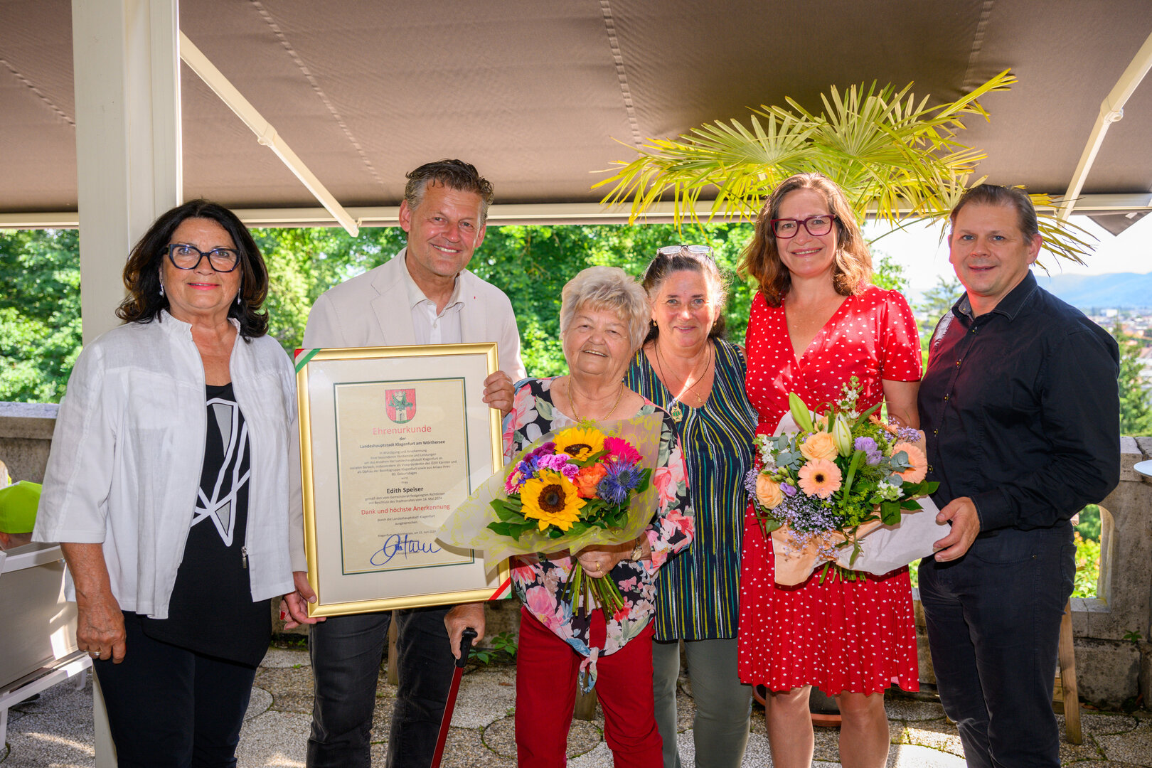 Bürgermeister Christian Scheider und Stadträtin DI Constance Mochar zeichnete Edith Speiser mit der Ehrenurkunde aus.
