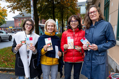 v.l.n.r. Saskia Fischer, Lydia Ruppitsch, Astrid Kumer-Daxerer und Frauenreferentin Stadträtin DI Constance Mochar bei der Verteilaktion vor dem Musilhaus. Foto: StadtKommunikation/Kulmer