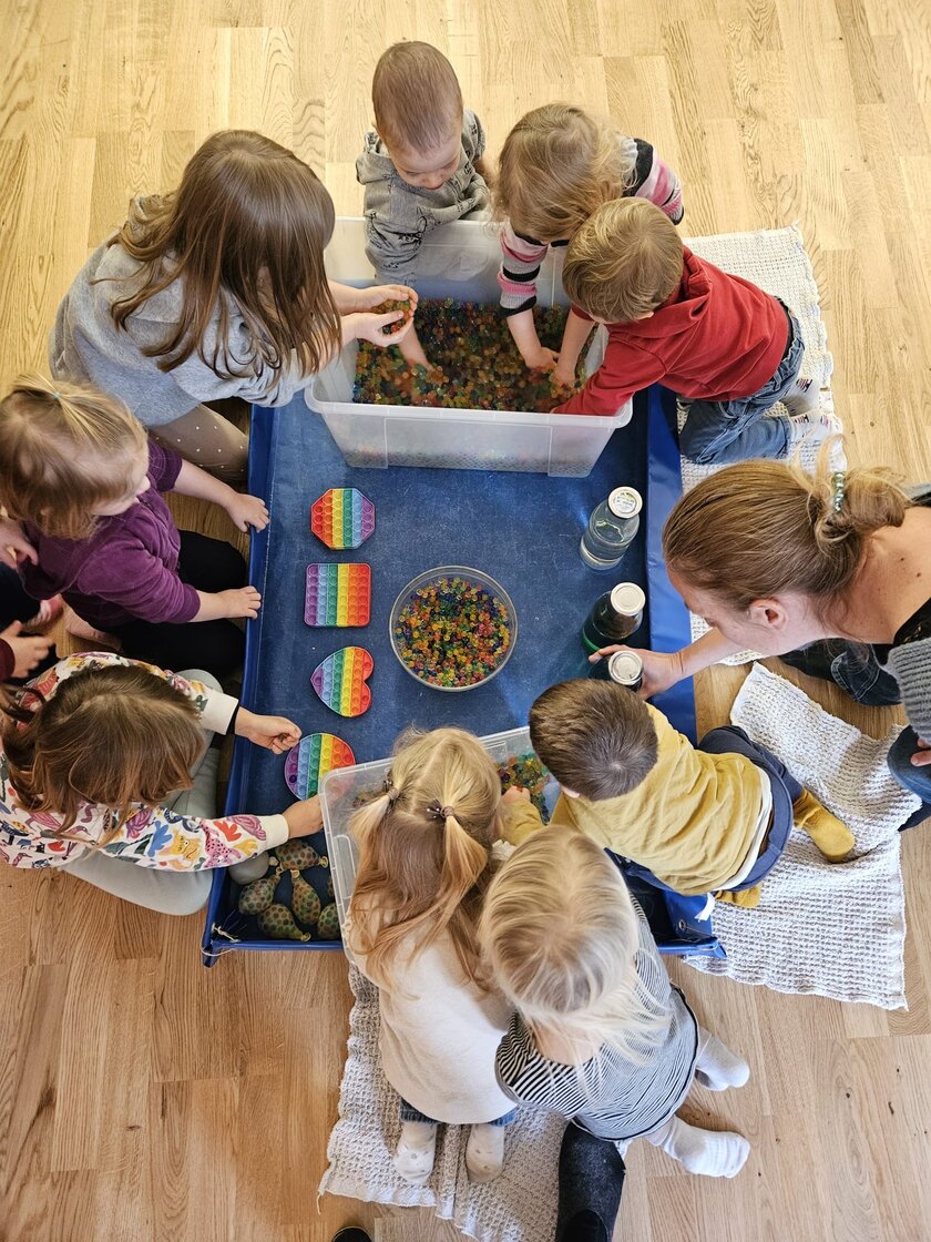 Die interessierten Forscherinnen und Forscher des Kindergartens „Bunte Knöpfe“ erleben gemeinsam mit der Uni-Kindergartengruppe Wissenschaft „zum Anfassen“. Foto: Abteilung Bildung