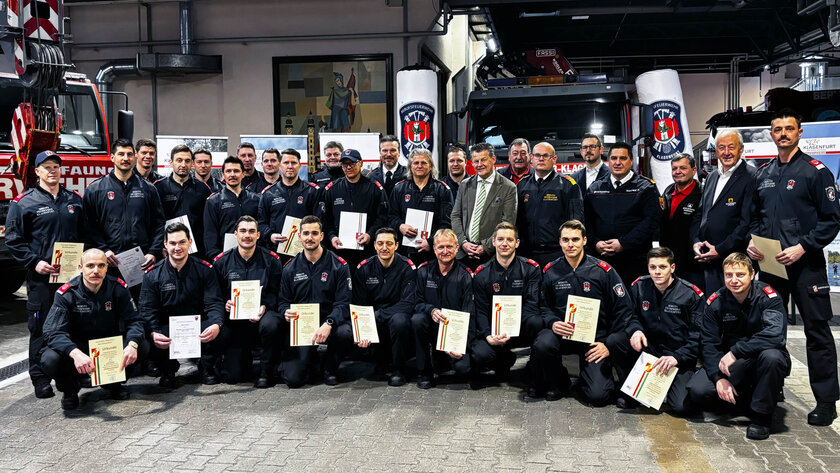 Feuerwehrreferent Bürgermeister Christian Scheider gratulierte den Kameraden zu den Ehrenzeichen und den abgeschlossenen Ausbildungen.