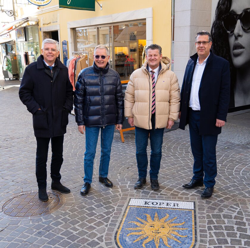 Bei dem Besuch stand auch die Besichtigung des Wappenrondeaus in der Kramergasse auf dem Programm: v.l. GR Prof. Mag. Alois Dolinar, Vzbgm. Dr. Alexander Kastner sowie die Bürgermeister Christian Scheider und Aleš Bržan. Foto: SK