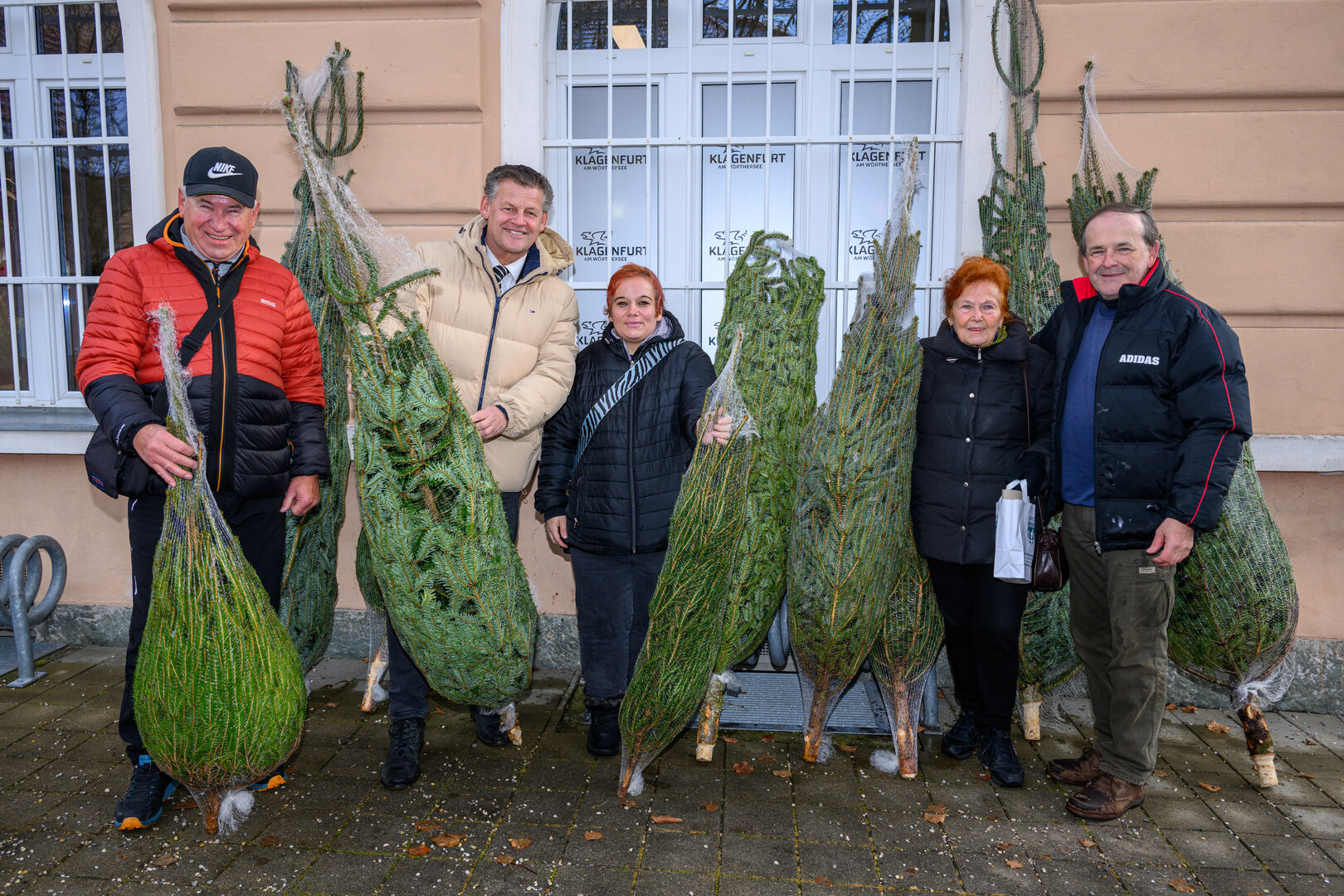 Sozialreferent Bürgermeister Christian Scheider besuchte heute die Christbaum-Verteilaktion in der Klagenfurter Volksküche. Geliefert hat die Bäume Josef Rotter (re.), Christbaum-Bauer aus Gallizien. Foto: StadtKommunikation / Hude