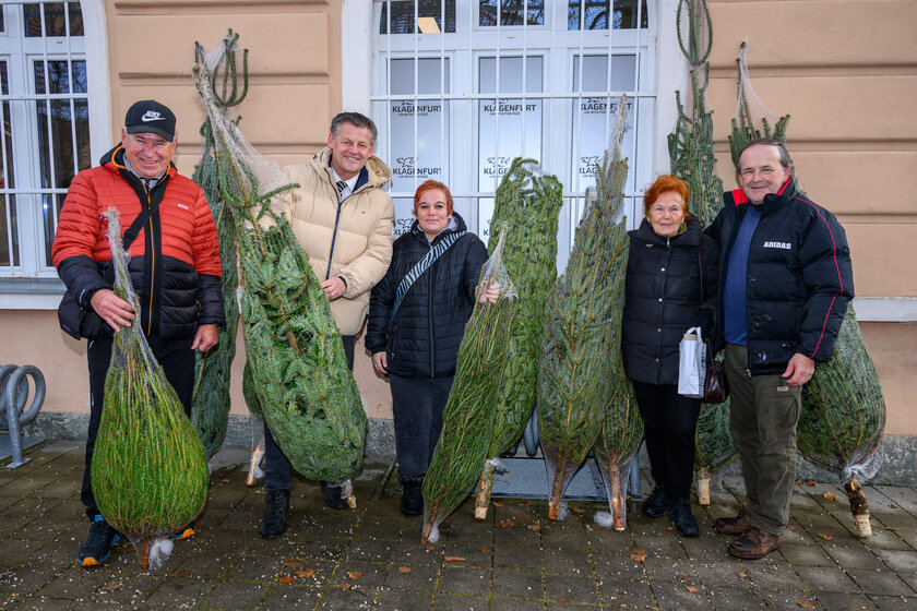 Sozialreferent Bürgermeister Christian Scheider besuchte heute die Christbaum-Verteilaktion in der Klagenfurter Volksküche. Geliefert hat die Bäume Josef Rotter (re.), Christbaum-Bauer aus Gallizien. Foto: StadtKommunikation / Hude