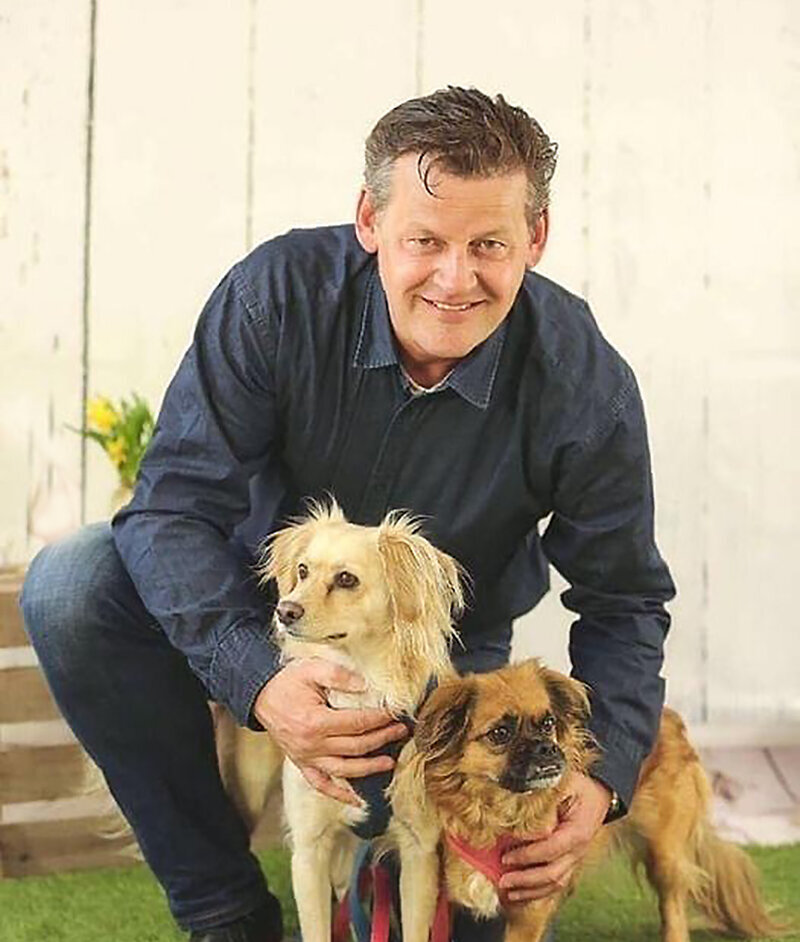 Tierschutzreferent Bürgermeister Christian Scheider mit seinen beiden Hunden Charly und Maja. Als bekennender Tierschützer und -liebhaber liegt ihm das Wohl der Vierbeiner besonders am Herzen.  Foto: Büro Bgm.