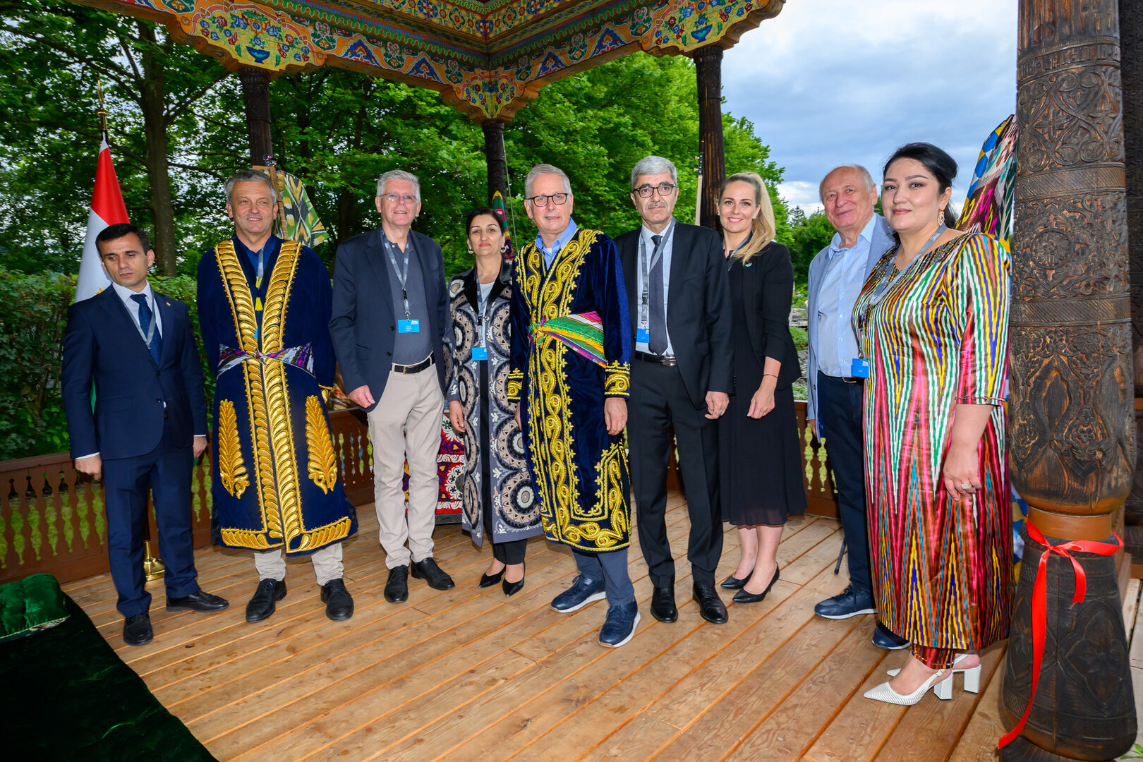 Die Freude über die Wiedereröffnung des Tadschikischen Teehauses war bei den Gästen aus Tadschikistan und den Vertretern der Stadtpolitik groß. Foto: StadtKommunikation/Hude