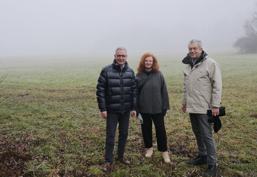 Vzbgm. Dr. Alexander Kastner mit Gemeinderätin Mag. Margit Motschiunig und Stadtrat Max Habenicht im Natura2000-Gebiet am Lendspitz.  Foto: StadtKommunikation / Wajand