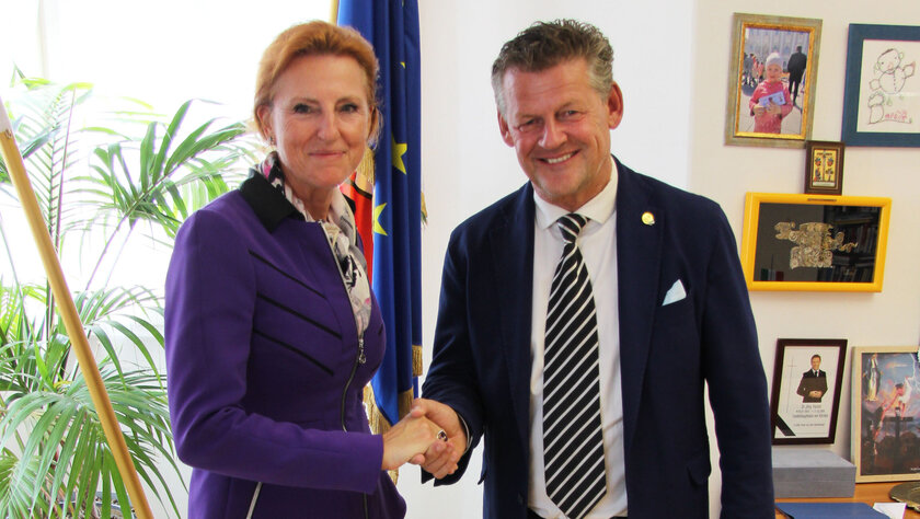 Bürgermeister Christian Scheider gratuliert Mag. Isabella Jandl zur gelungenen Präsentation im Hearing.