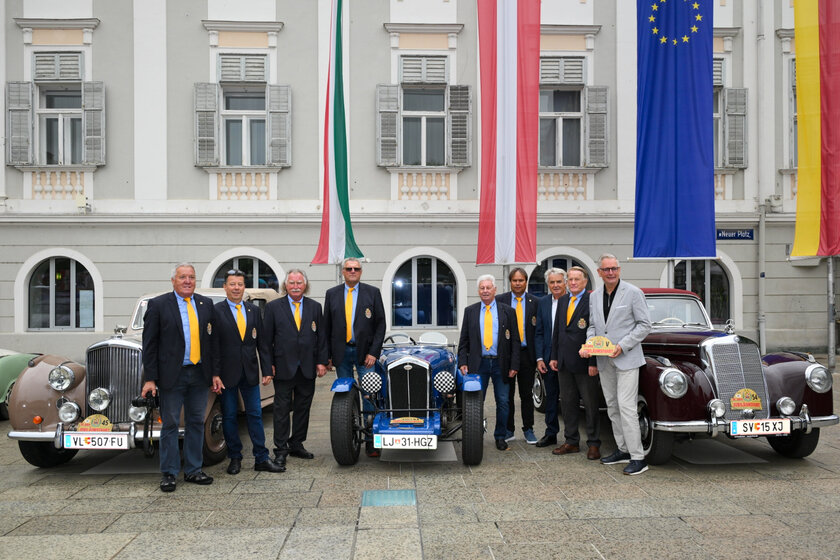 Der Kärntner Motor Veteranen Club feiert heute sein 50-jähriges Bestehen. Vizebürgermeister MMag. Dr. Alexander Kastner begrüßte den Club am Neuen Platz. Foto: StadtKommunikation/Hude