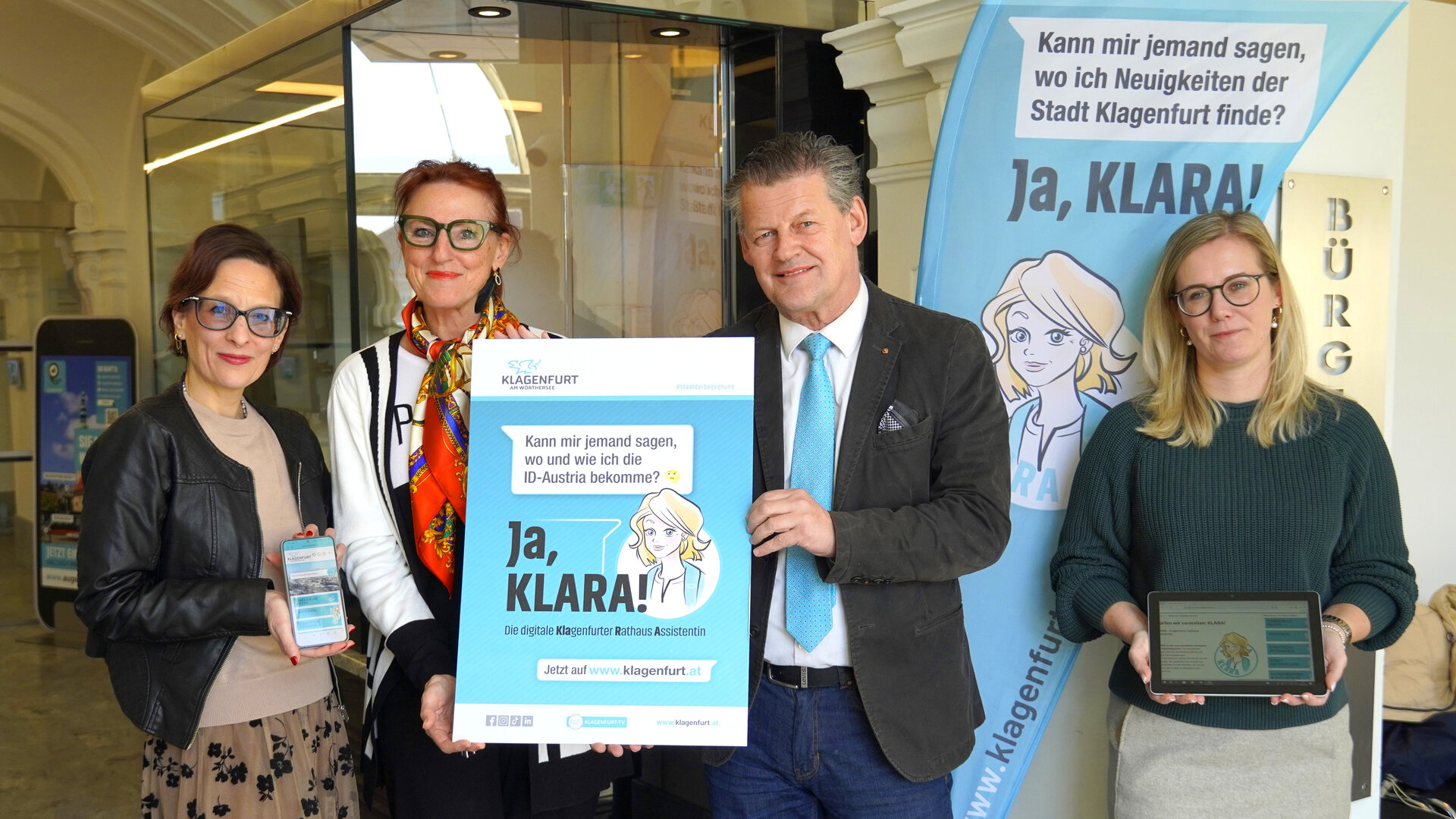 Bürgermeister Christian Scheider und Magistratsdirektorin Mag. Isabella Jandl freuen sich mit den Mitarbeiterinnen des Bürgerservicebüros, Tanja Maryodnig und Christina Jäger, über den Erfolg des Online-Tools „KLARA“. Foto: SK