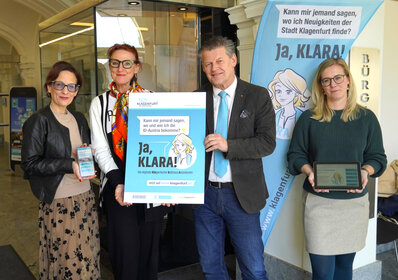 Bürgermeister Christian Scheider und Magistratsdirektorin Mag. Isabella Jandl freuen sich mit den Mitarbeiterinnen des Bürgerservicebüros, Tanja Maryodnig und Christina Jäger, über den Erfolg des Online-Tools „KLARA“. Foto: SK