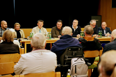 Bürgermeister Christian Scheider, Stadträtin Sandra Wassermann, BA und Experten aus unterschiedlichsten Bereichen standen den teilnehmenden Bürgern für Fragen und Antworten zur Verfügung. Foto: StadtKommunikation/Wajand