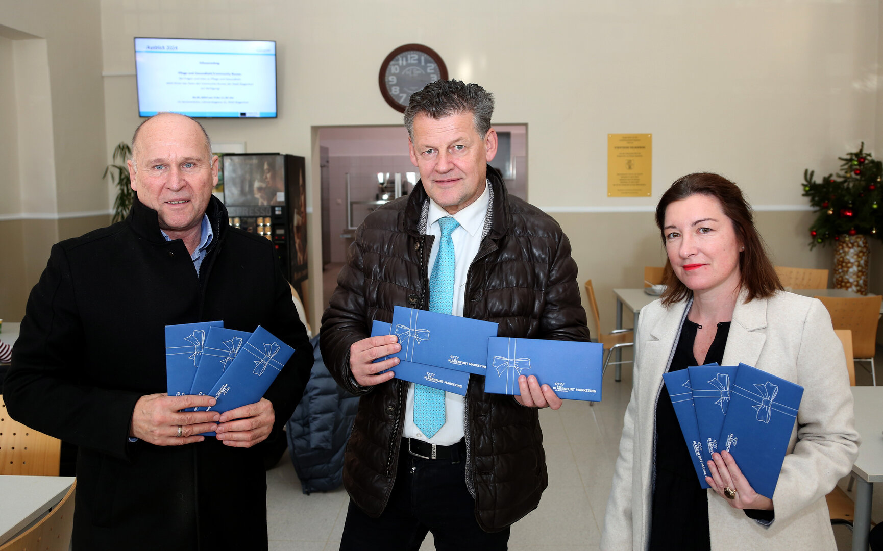 Bürgermeister Christian Scheider, Leiter der Abteilung Soziales Joachim Katzenberger, MA und Abteilungsleiter-Stellvertreterin Nadja Reiter, BA, MSc informierten in der Volksküche über die diesjährige Aktion „Soziales Christkind“. Foto: StadtKommunikation/Krainz