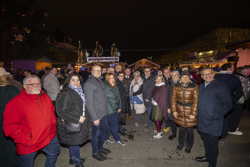 Marktreferent Bürgermeister Christian Scheider, Wirtschafts- und Tourismusreferent Stadtrat Max Habenicht, Vizebürgermeister Dr. Alexander Kastner, Stadtrat Mag. Franz Petritz, Stadträtin Sandra Wassermann, BA und weitere Vertreter der Stadtpolitik bei der feierlichen Eröffnung des Christkindlmarktes. Foto: StadtKommunikation/Just