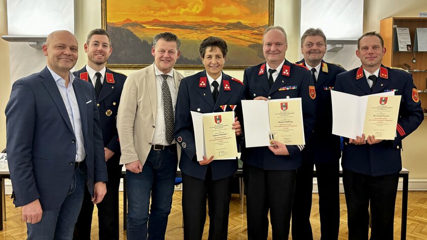 Mitglieder der FF St. Ruprecht wurden mit dem Feuerwehr Ehrenzeichen gewürdigt. Foto: Büro Bgm.