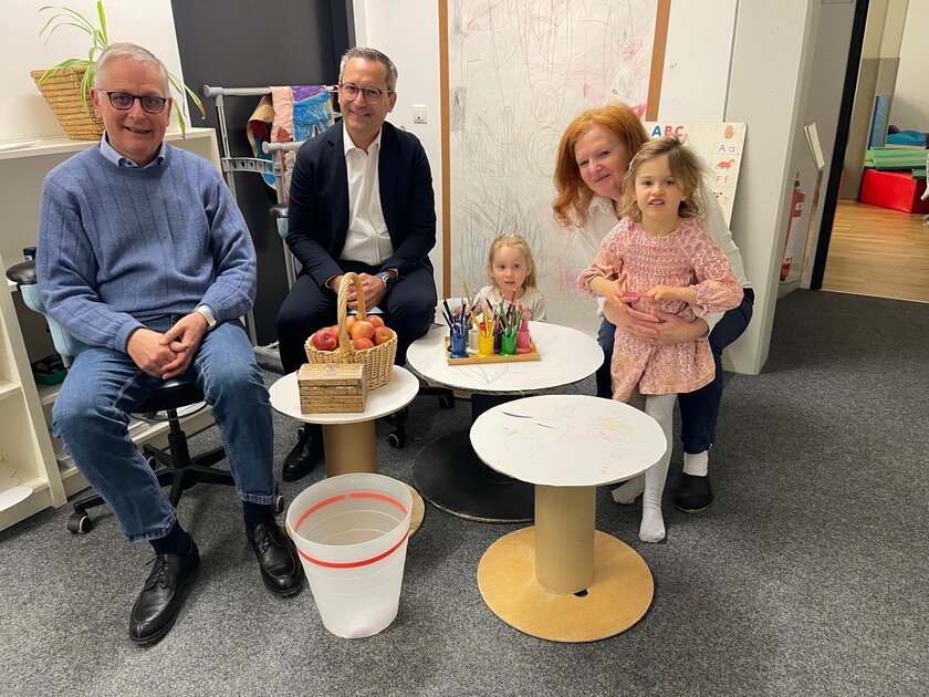 Vzbgm. Dr. Alexander Kastner und Stadtrat Mag. Franz Petritz zu Besuch im Kindergarten Bunte Knöpfe. Foto: KK