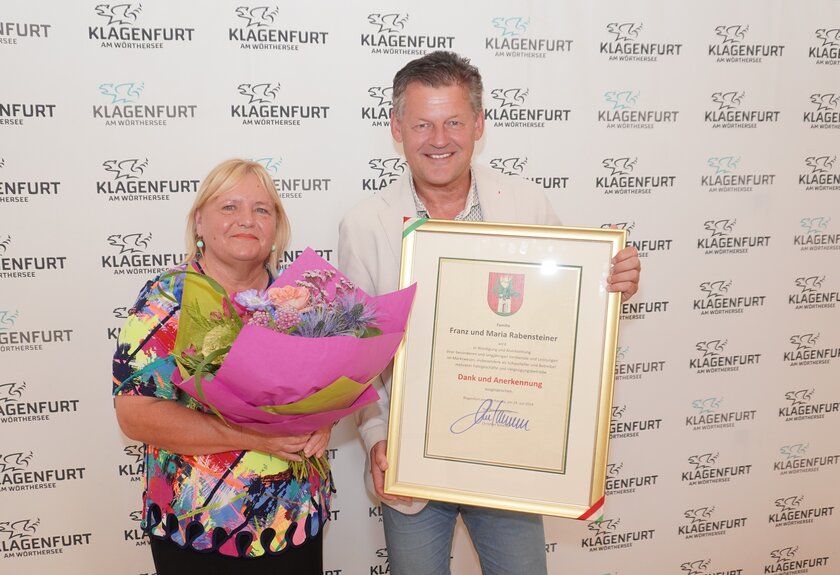 Bürgermeister Christian Scheider überreichte Maria Elisabeth Rabensteiner die Dank- und Anerkennungsurkunde. Foto: StadtKommunikation/Wiedergut