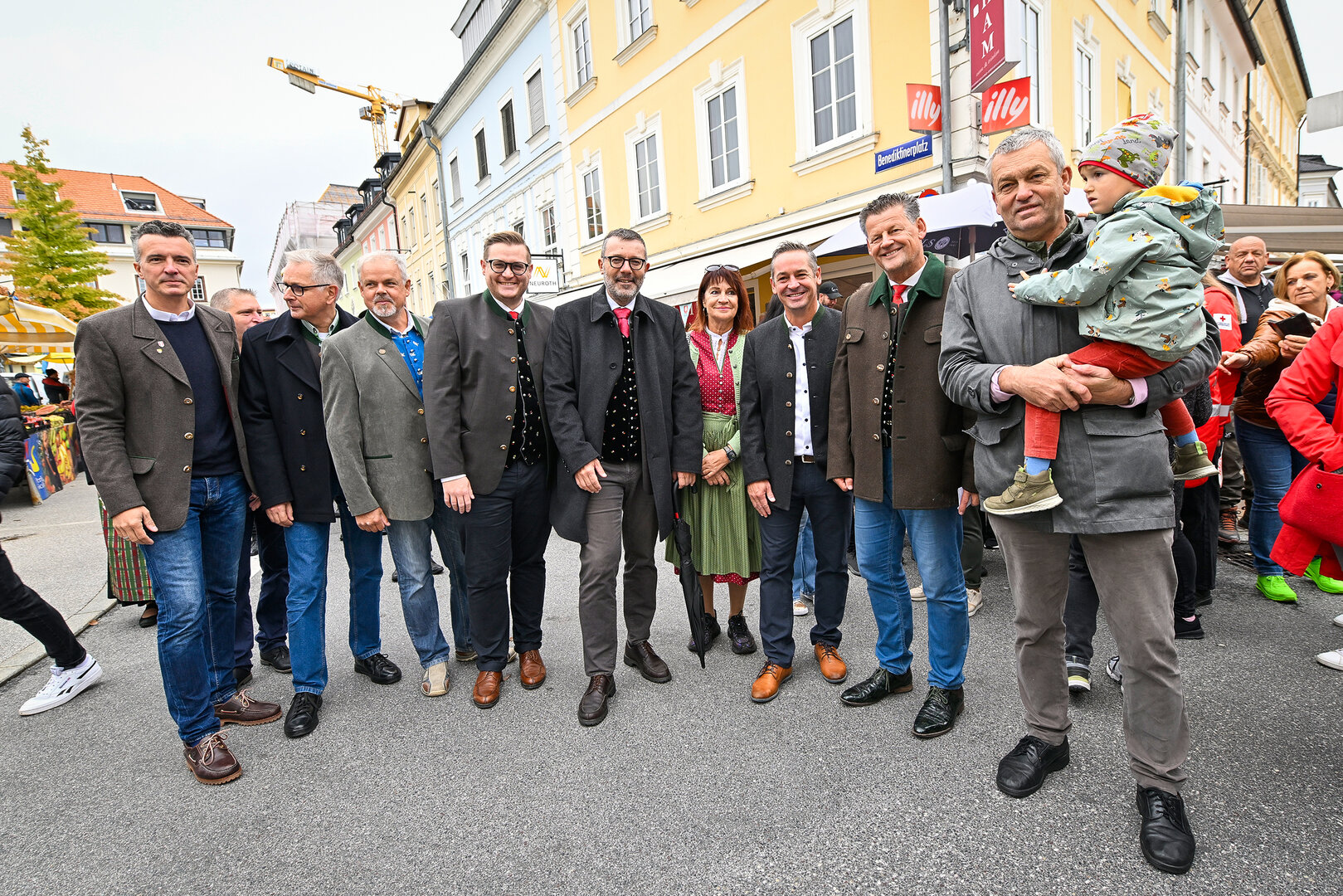 Marktreferent Bürgermeister Christian Scheider, Wirtschaftsreferent Stadtrat Max Habenicht und weitere politische Vertreter sowie zahlreiche Bürgerinnen und Bürger waren beim Erntedankfest am Benediktinermarkt anzutreffen. Foto: StadtKommunikation/Bauer