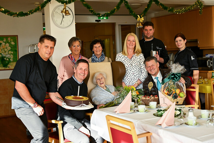 Bürgermeister Christian Scheider und Dompfarrer Dr. Peter Allmaier gratulierten Pauline Schurian zum 100. Geburtstag.