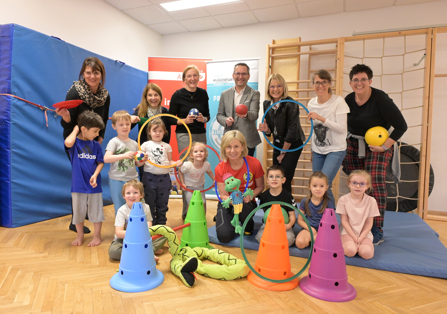 „Hopsi Hopper“ zu Besuch im Kindergarten Feldkirchner Straße: v.l. Kindergarten-Leiterin Doris Komaier, Dr. Birgit Trattler (Leiterin Abt. Gesundheit, Jugend und Familie), Stadtrat Mag. Franz  Petritz, Dr. Jutta Hafner-Sorger (Präventionsstelle der Stadt Klagenfurt), Claudia Jegart (vorne, Club Aktiv gesund Kärnten) sowie Mag. Andrea Wakonig (Abt. Bildung) und Kinder des Kindergarten Feldkirchner Straße.  Foto: StadtKommunikation/Hronek