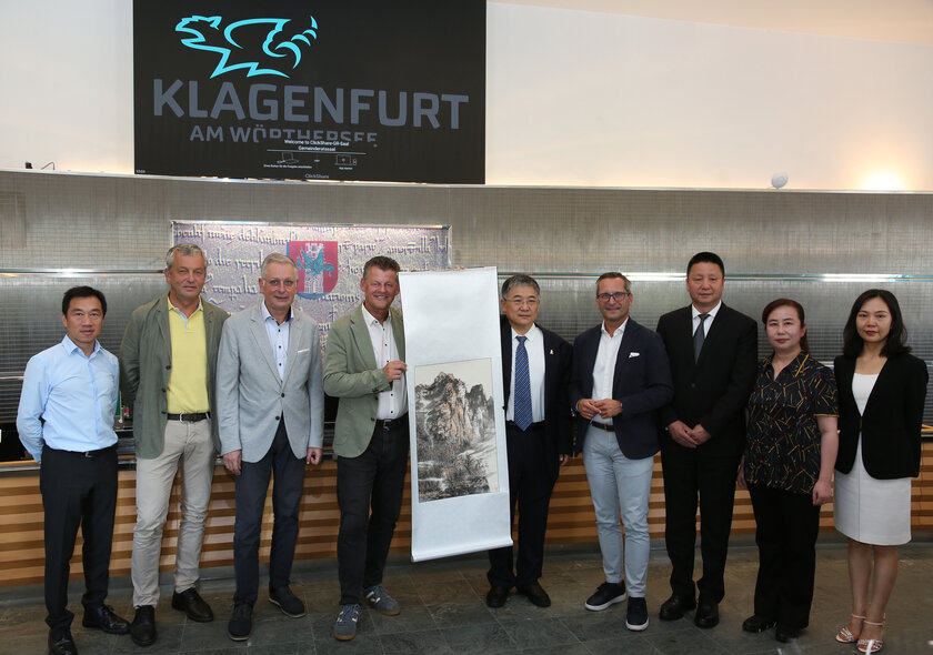 Bürgermeister Christian Scheider, Vizebürgermeister Dr. Alexander Kastner, Stadtrat Mag. Franz Petritz und Stadtrat Max Habenicht hießen die Gäste aus Jincheng im Klagenfurter Rathaus willkommen. Foto: StadtKommunikation/Krainz