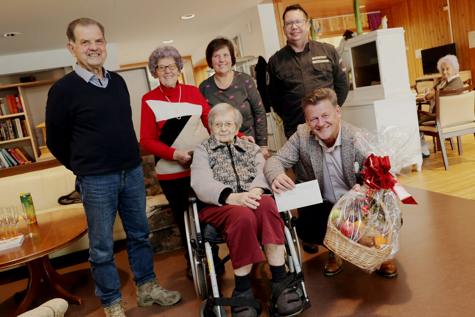 Johann Kopeinig (Sohn), Gertrude Komposch (Schwester), Waltraud Obermailänder (Tochter), Joachim Obermailänder (Enkel) und Bürgermeister Christian Scheider (v.l.n.r.) ließen das Geburtskind hochleben.