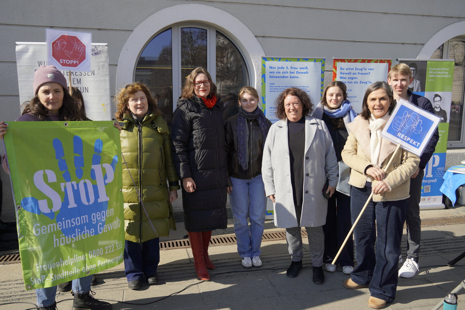 Frauenreferentin Stadträtin DI Constance Mochar, Mag.a Astrid Malle, Leiterin des Frauenbüros, Mag.a Eva Krainer, Verein EqualiZ – gemeinsam vielfältig!, und Gemeinderätin Gabriela Holzer haben im Zuge der internationalen Kampagne „One Billion Rising“ gemeinsam mit vielen anderen am Neuen Platz getanzt. Foto: StadtKommunikation/Stromberger