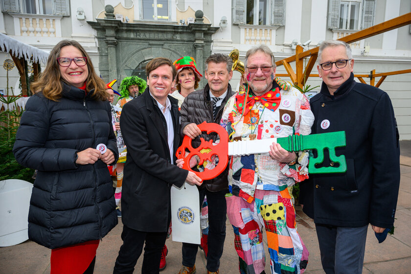 Die Klagenfurter Stadtregierung mit Faschings-Obmann Günter Brommer beim heurigen Faschingswecken vor dem Rathaus.  Foto: StadtKommunikation/Hude