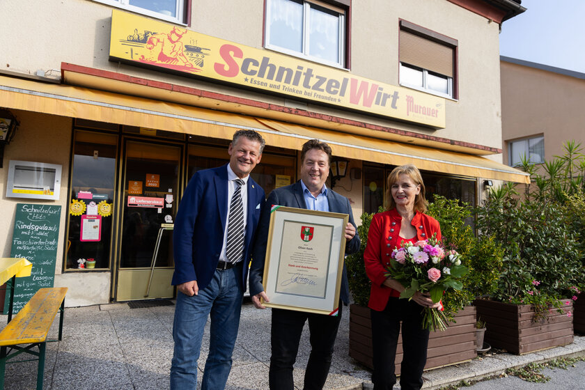 Bürgermeister Christian Scheider überreichte Oliver Koch und Anita Raupl die Anerkennungsurkunde der Stadt Klagenfurt für 20 Jahre erfolgreiche Selbstständigkeit.