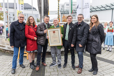 v.l.: Vizebürgermeister Dr. Alexander Kastner, Stadträtin DI Constance Mochar, Bürgermeister Christian Scheider, Jörg Rudi, Vizebürgermeister Ronald Rabitsch, Gemeinderat Mag. Manfred Jantscher und Marktkoordinatorin Martina Derhaschnig.  Foto: StadtKommunikation/Zangerle